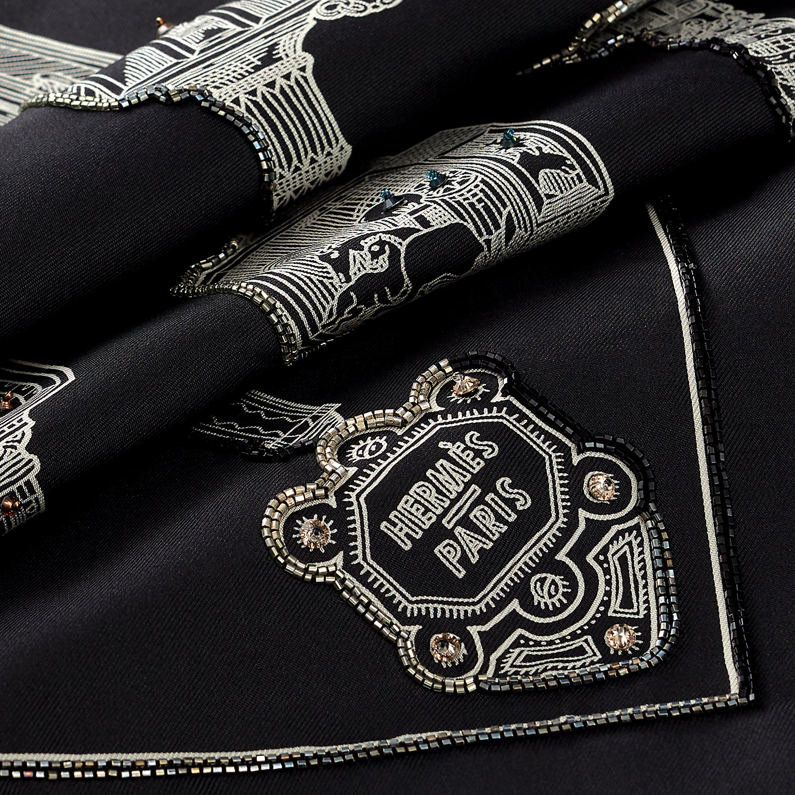Merveilleuses Lanternes embroidered scarf 90