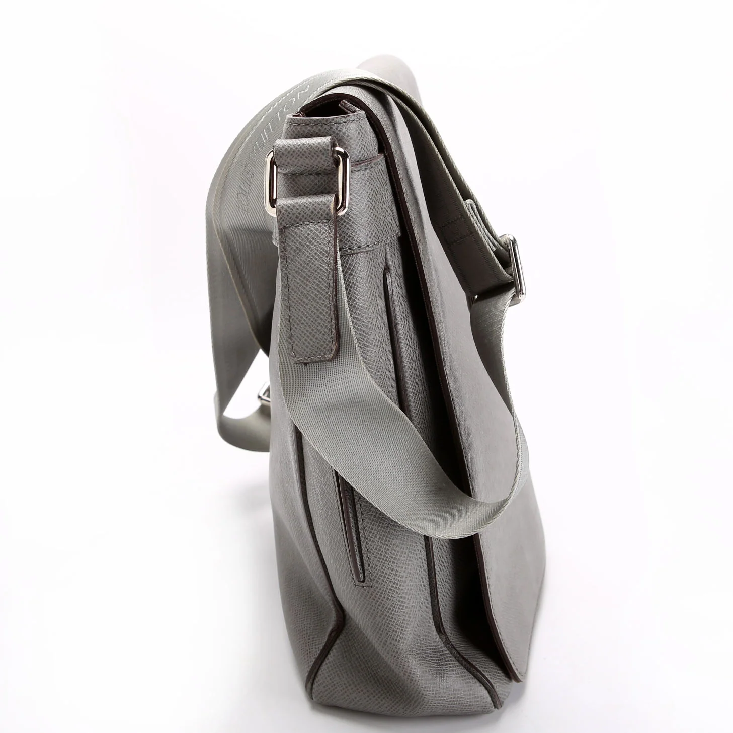 LOUIS VUITTON Glacier Messenger Taiga Leather