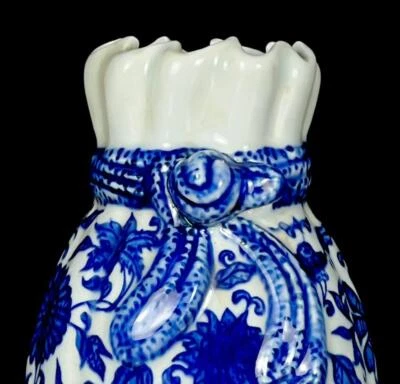 Qianlong Signed Old Chinese Blue & White Porcelain Vase w/flower CK511