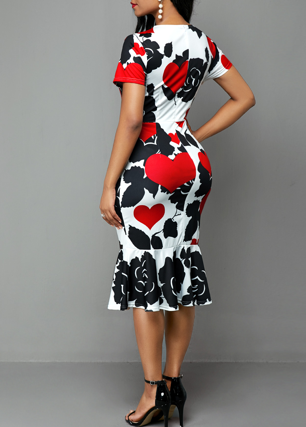 Vestido de manga corta con estampado de rosas y corazones