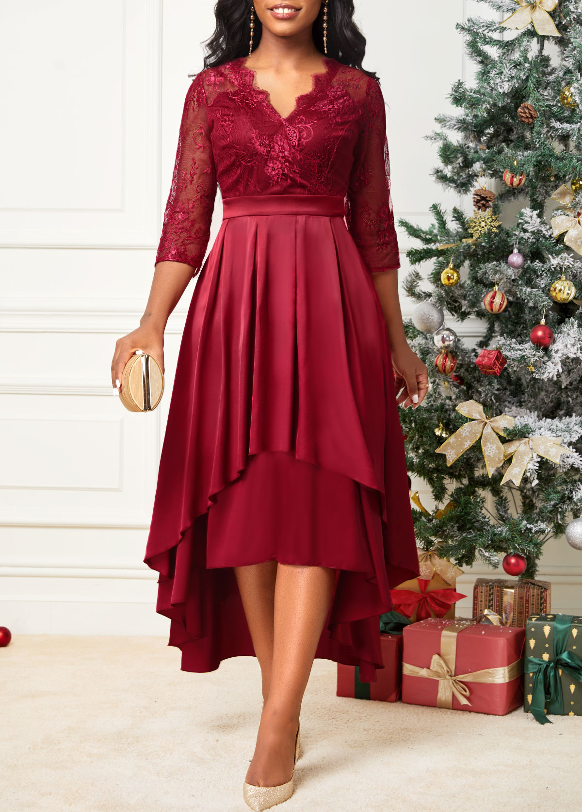 Vestido rojo vino con costuras de encaje y dobladillo asimétrico