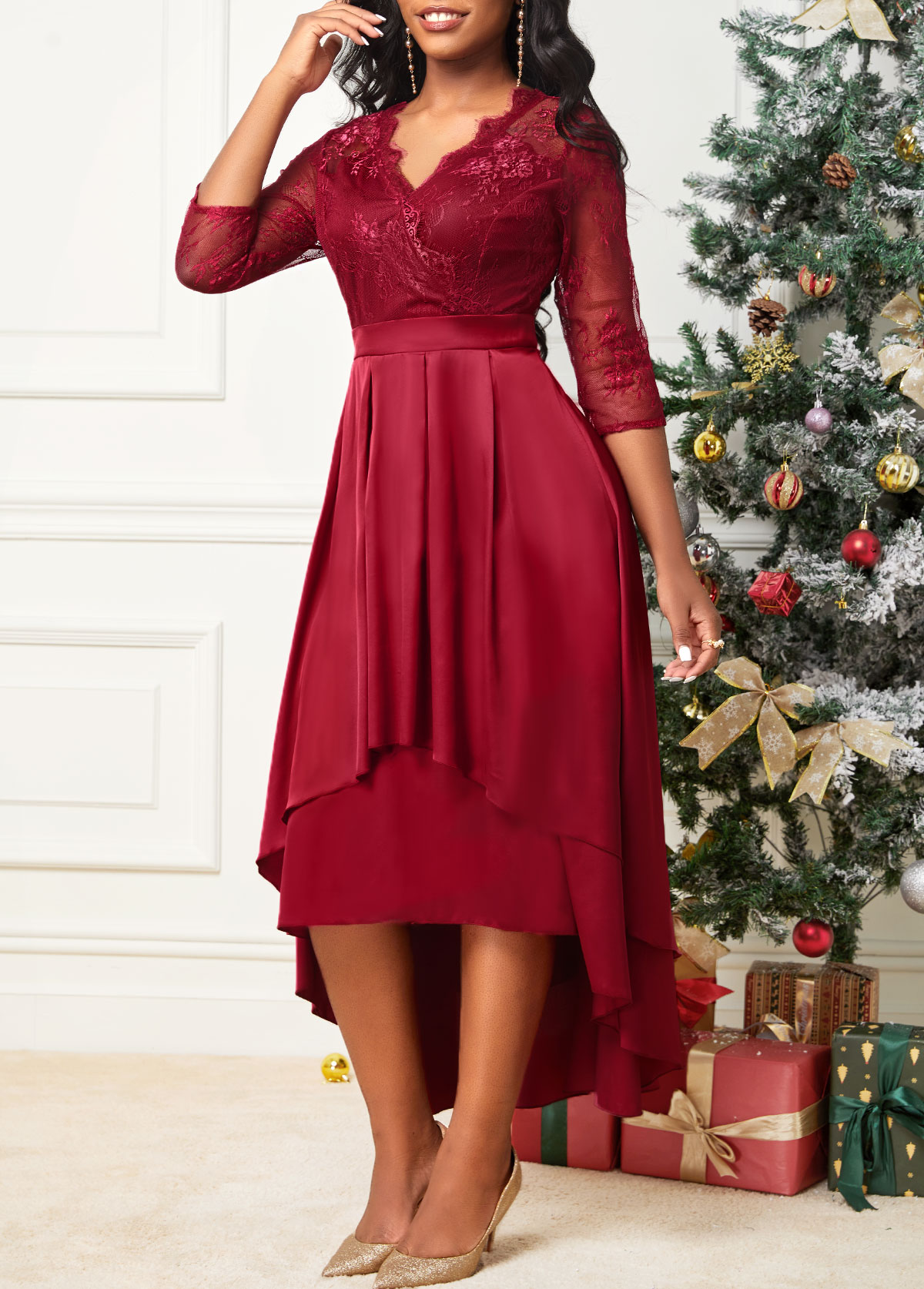 Vestido rojo vino con costuras de encaje y dobladillo asimétrico