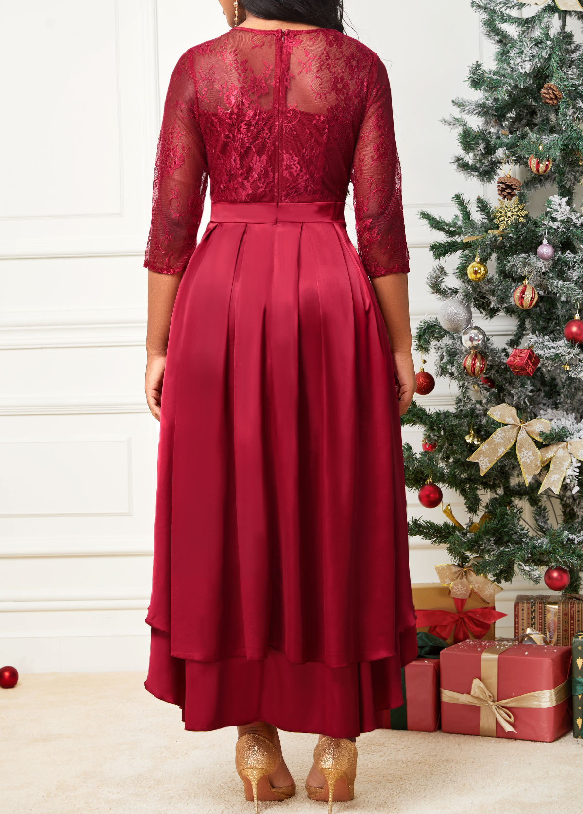Vestido rojo vino con costuras de encaje y dobladillo asimétrico
