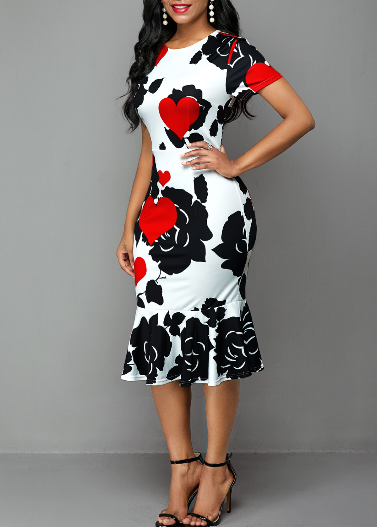 Vestido de manga corta con estampado de rosas y corazones