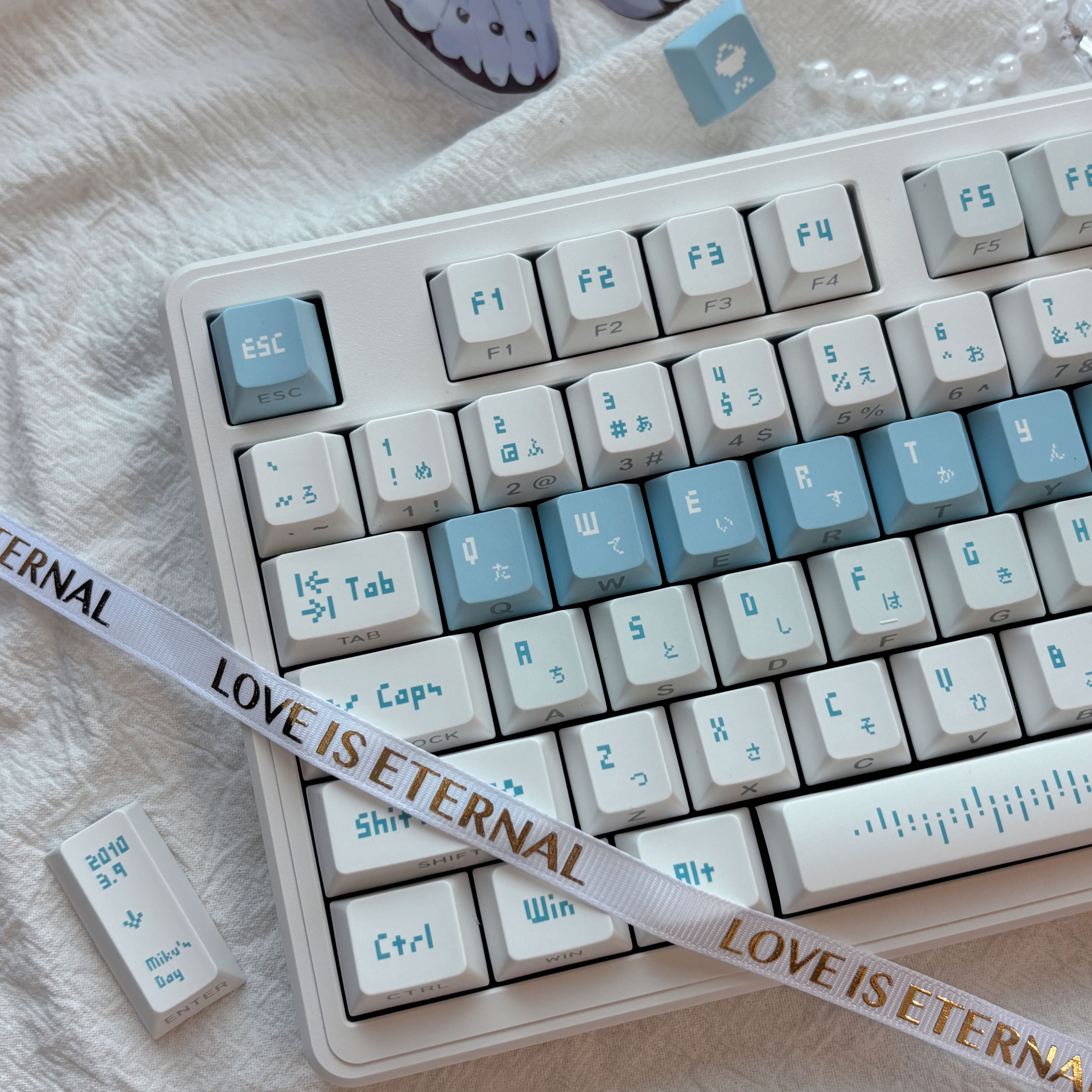 「Pixel·Snow」- PixelFuture SnowMiku PBT Cherry Profile 5-Side Dye-Sublimation Keycap Set – Shine-Through Mini Kit