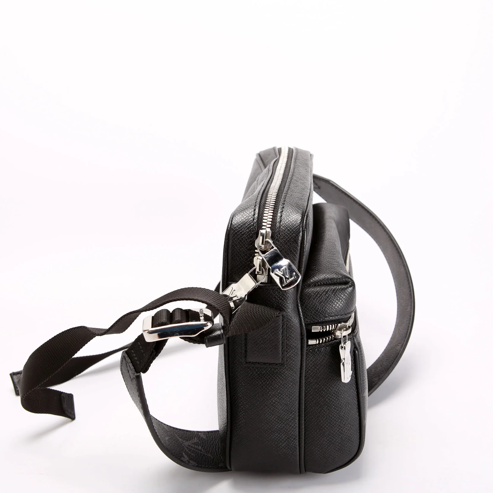 LOUIS VUITTON Outdoor Messenger Monogram Eclipse/Taiga