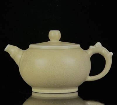 Qianlong Signed Old Chinese off-White Glaze Porcelain Teapot CK480