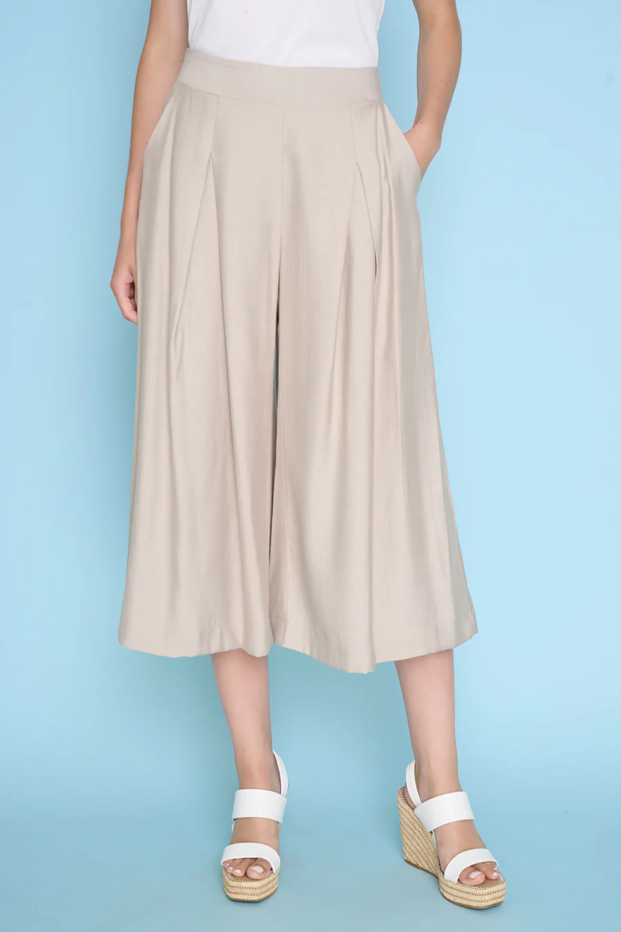 Pleated Wide-Leg Cropped Pants