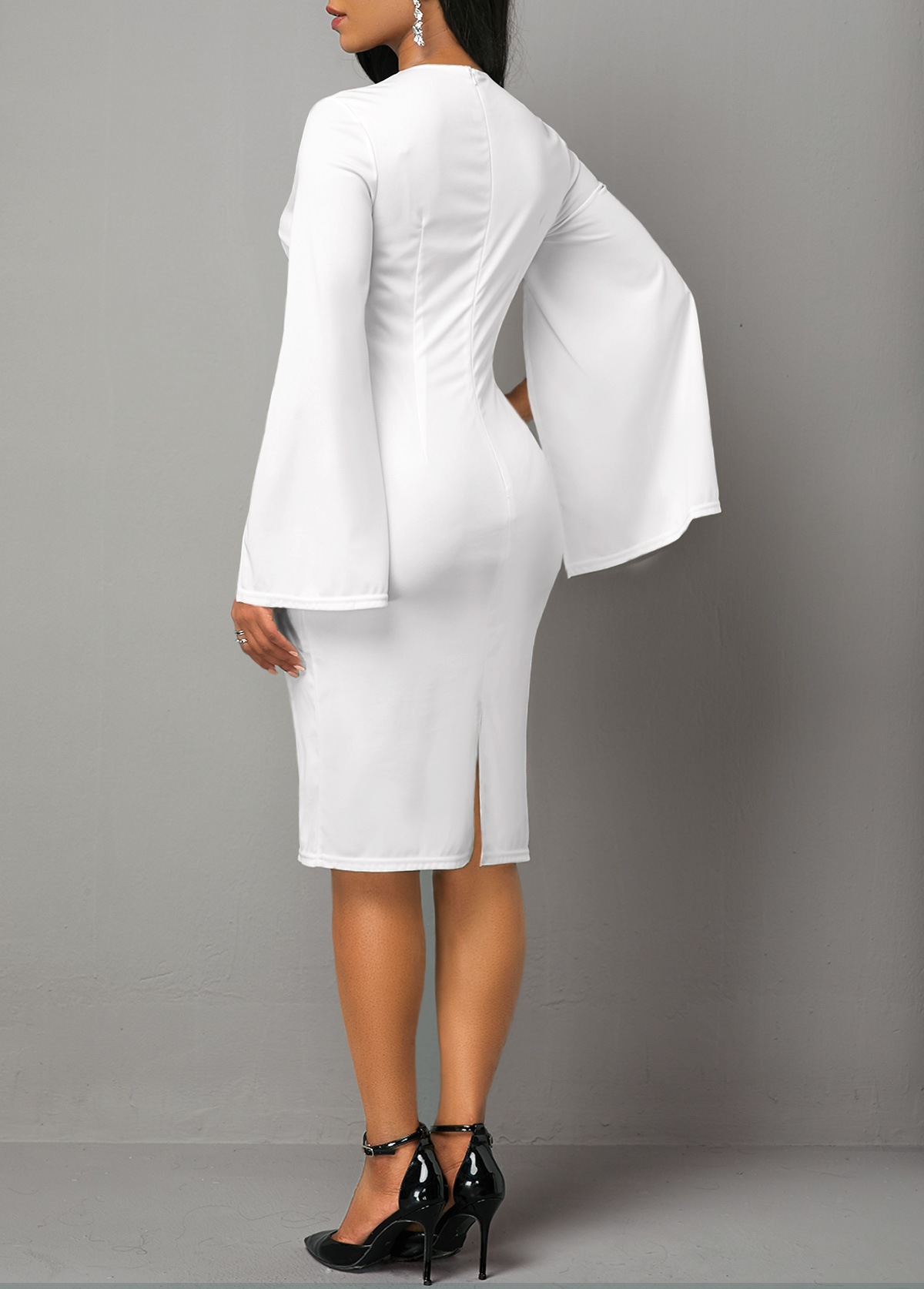 Round neck dress with floral print and cape sleeve