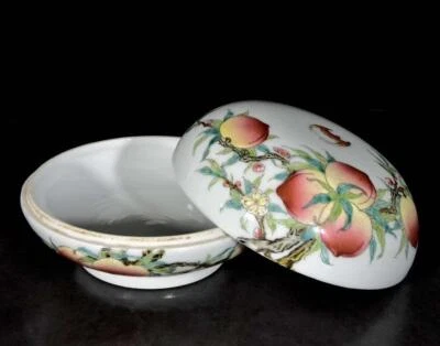 Qianlong Signed Old Chinese Famille Rose Box W/peach N3255
