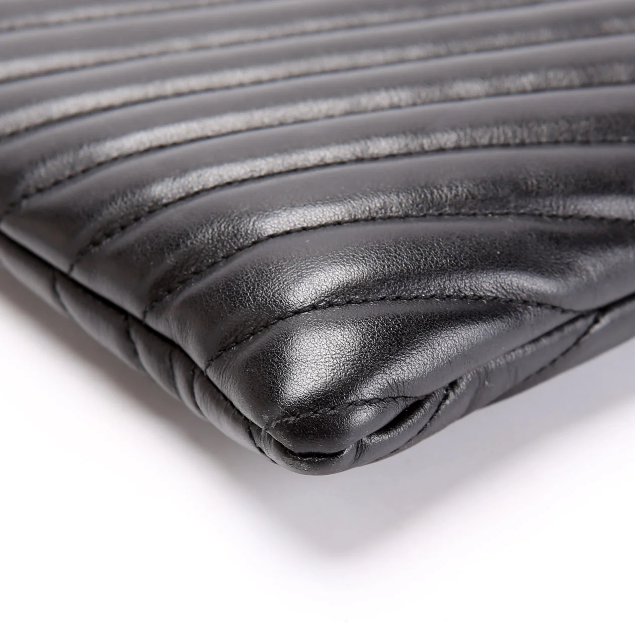379039 A5 Matelasse Pouch Black