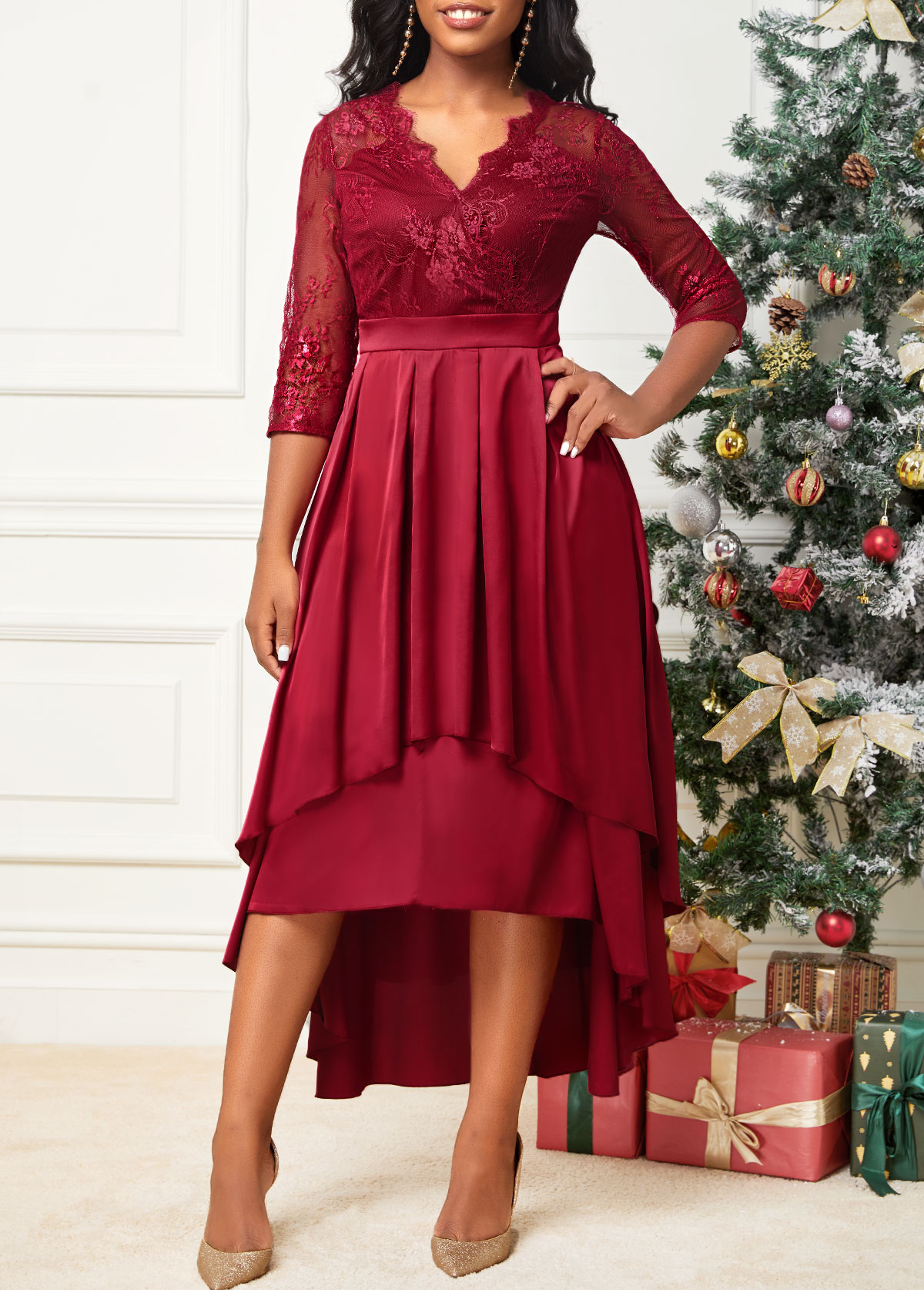 Vestido rojo vino con costuras de encaje y dobladillo asimétrico