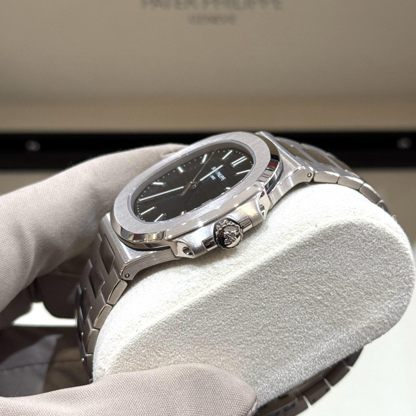 Patek Philippe Nautilus White Gold Watch 5811/1G-001 5811/1G