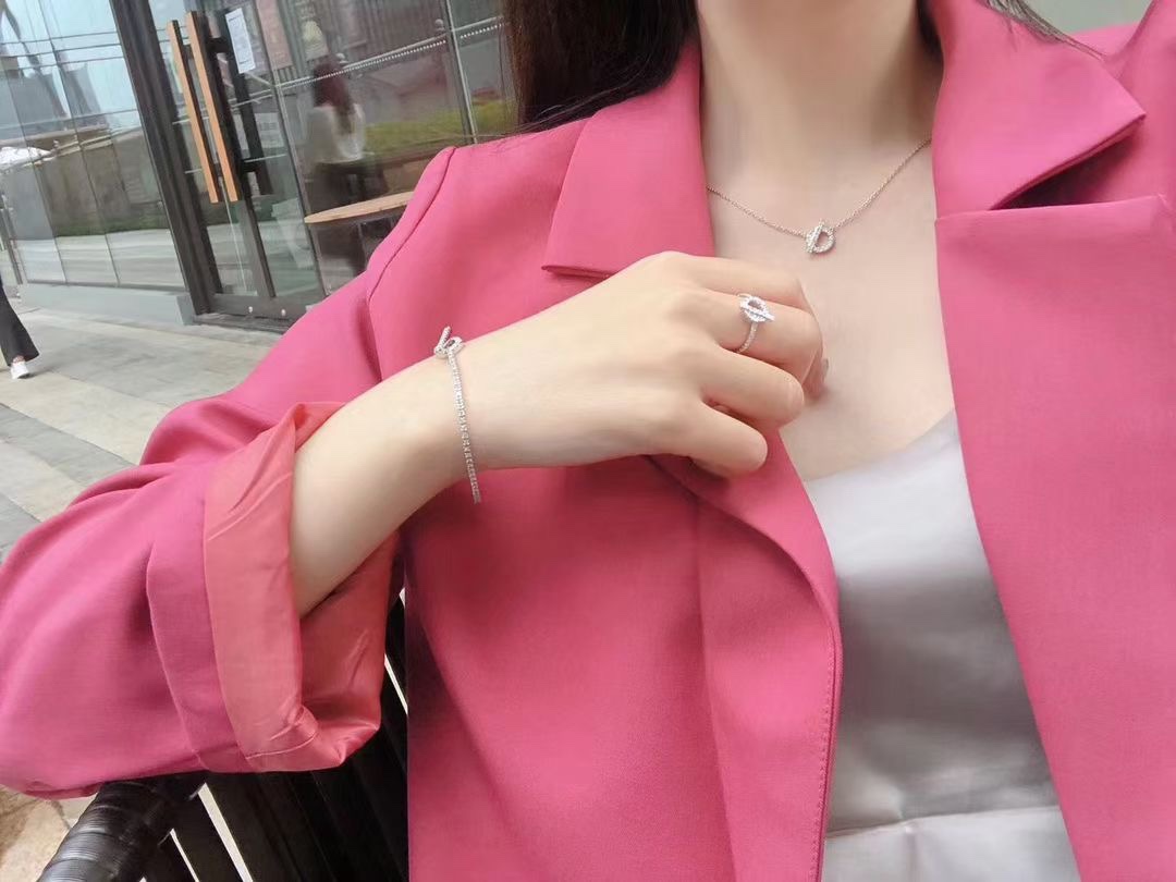 Q Necklace with Full Diamonds