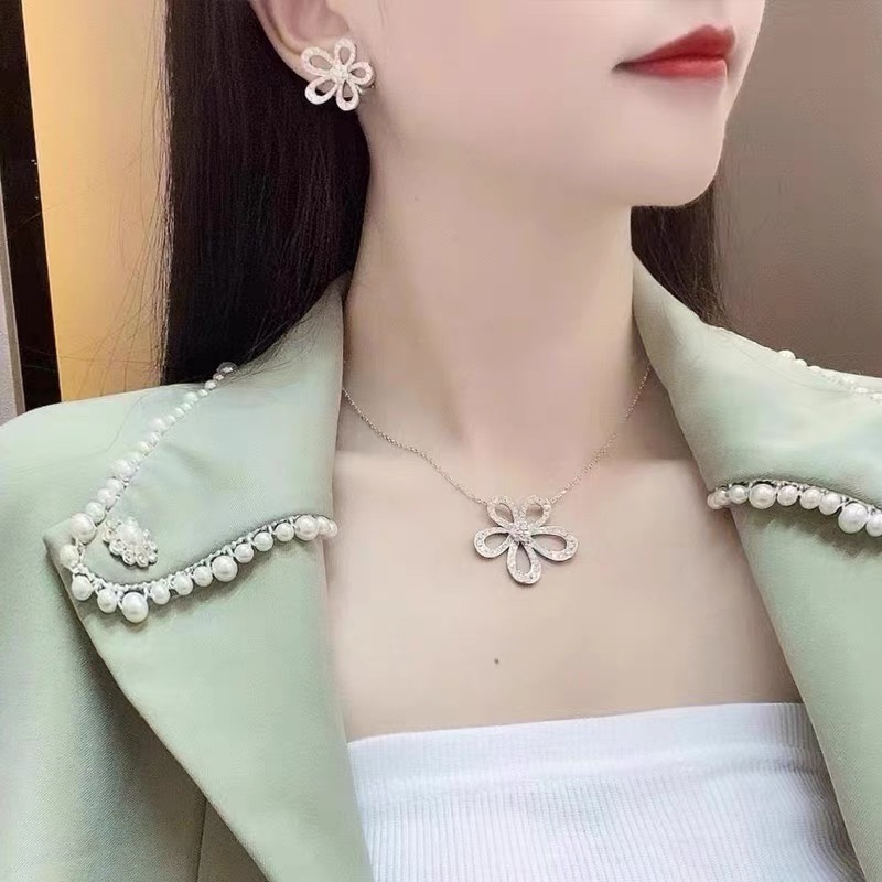 Van Cleef & Arpels Flower Earring with Diamonds, Flowerlace earrings