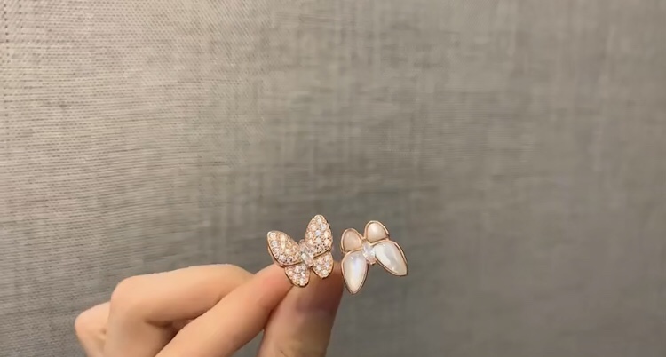 Van Cleef & Arpels Fluttering Butterfly Ring, Two Butterfly Between the Finger ring