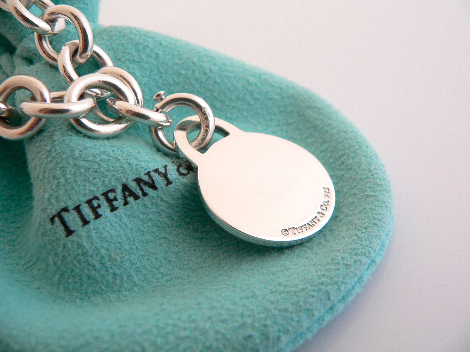 Tiffany & Co Bracelet Merry Chrismas Bangle Charm Pendant Chain Clasp Silver Art