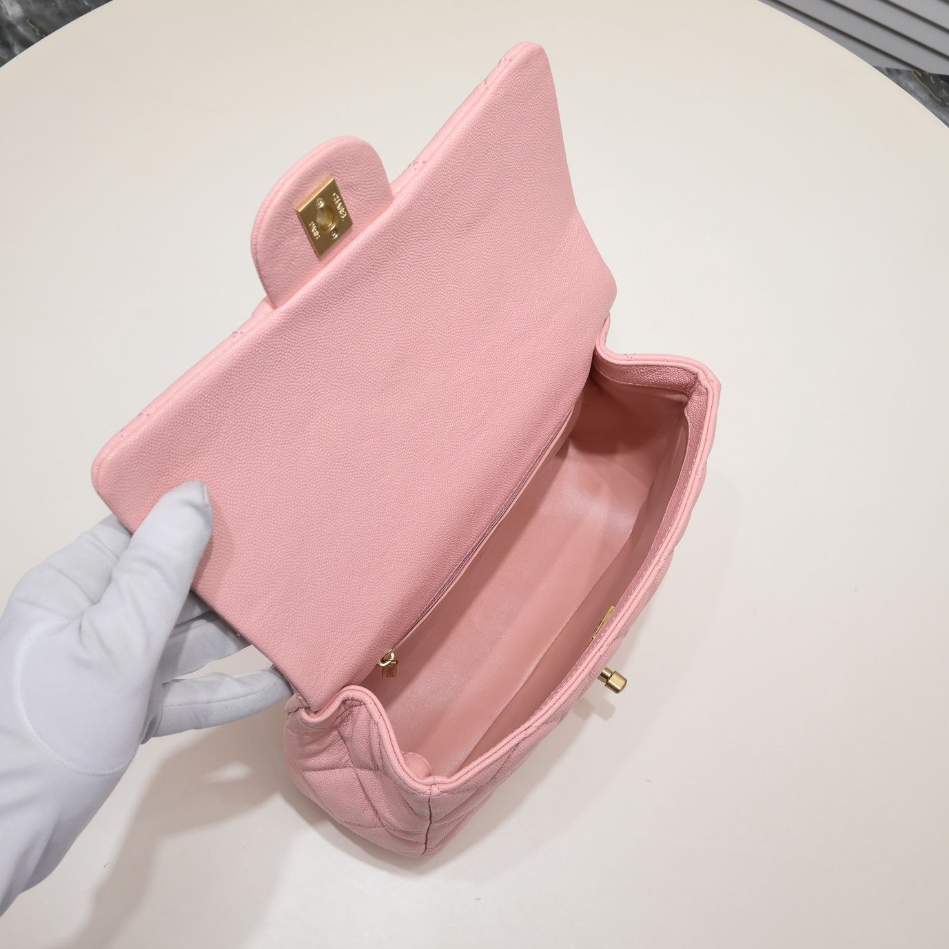 Chanel 23P Heart-Shaped Sardware Shoulder Bag Handbag