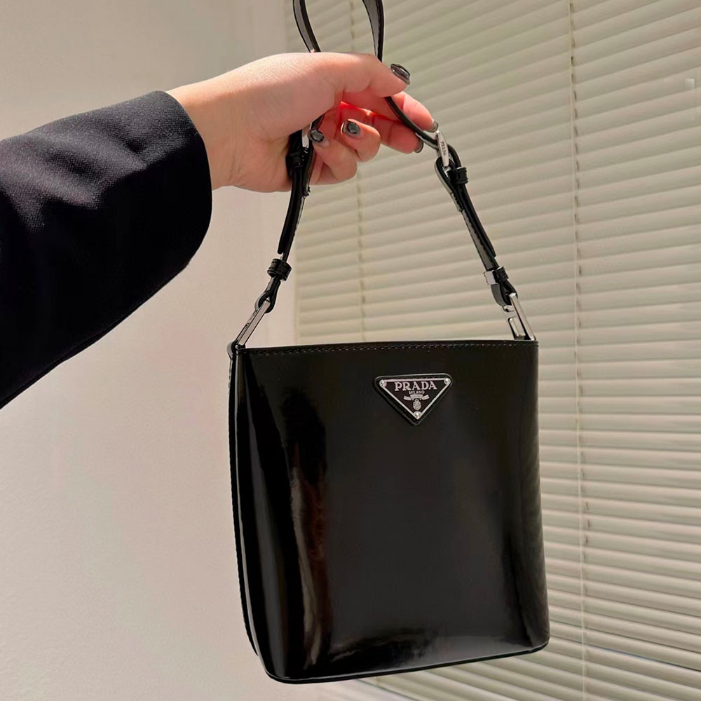 Prada Smooth Bucket Shoulder Bag（Replica）