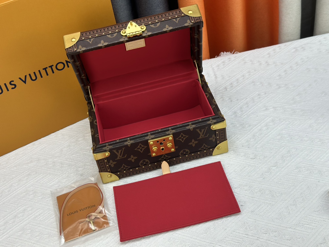 Louis Vuitton Coffret Trésor 24 M24572 Shoulder Bag Handbag