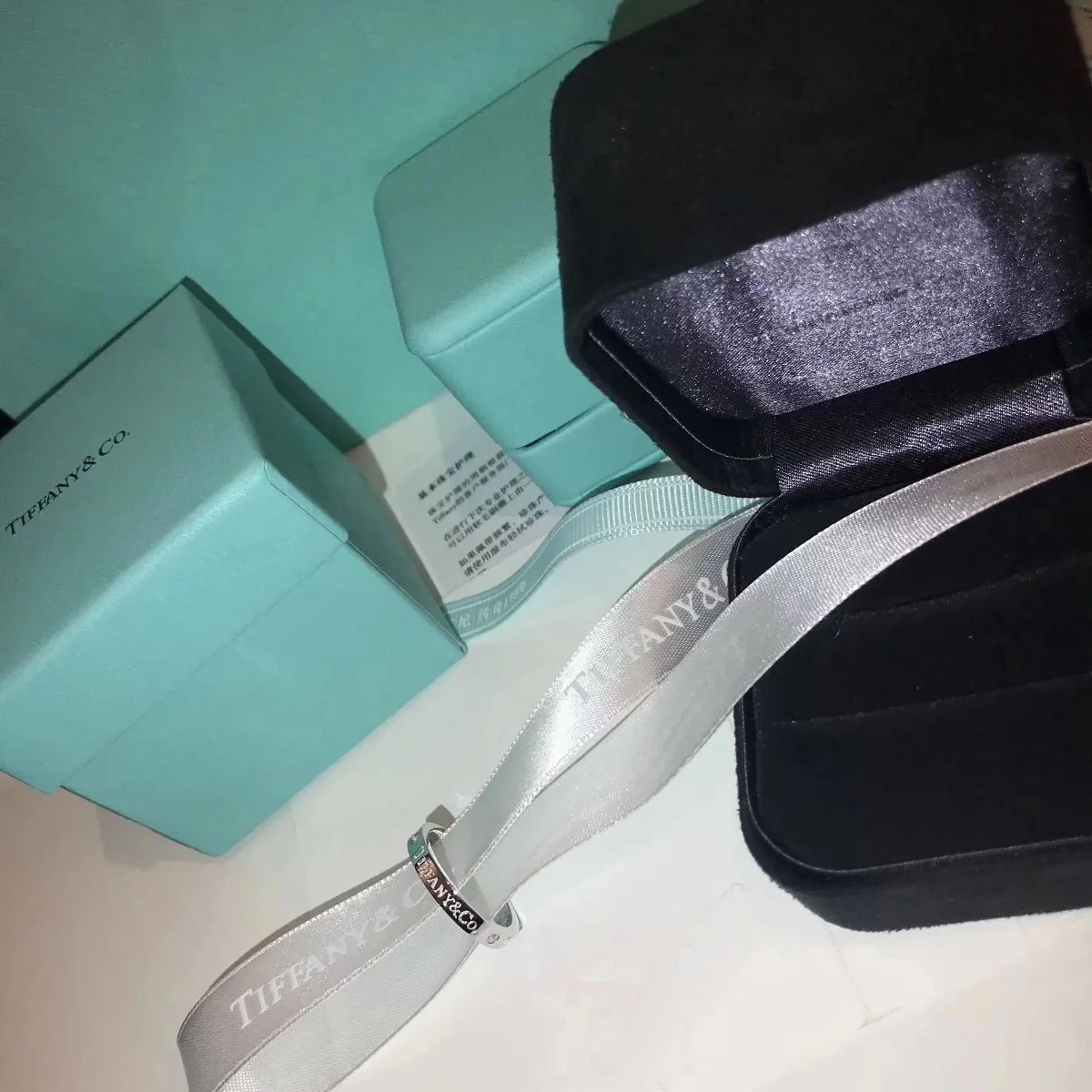 Tiffany & Co Narrow Band Studded Crystals Couple Style Fine Jewelry Street Luxurious Knock-off GRP02847