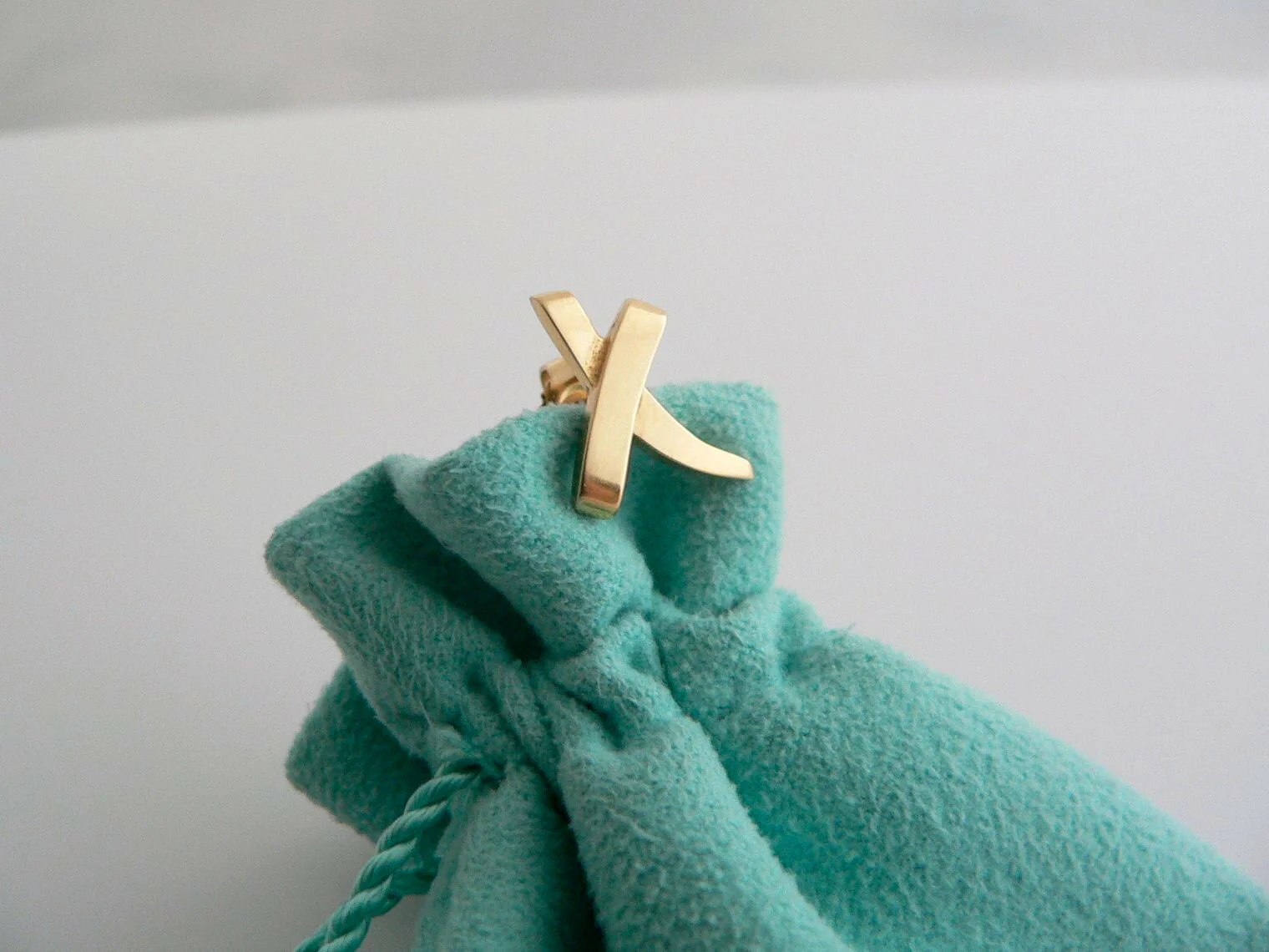 Tiffany & Co Picasso 18K Gold Medium X Kiss Earrings Studs Rare Gift Pouch Love