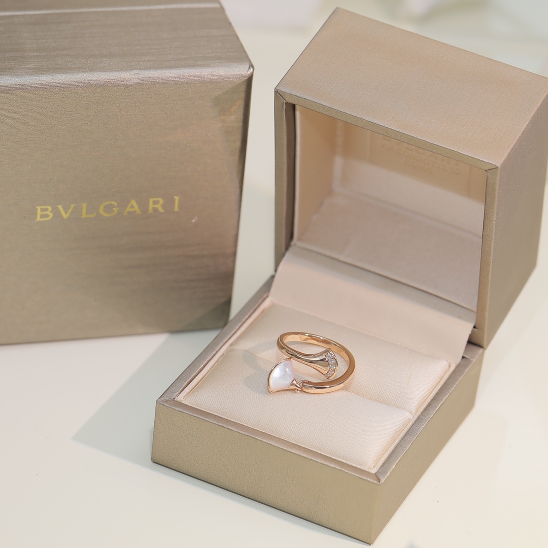 BVLGARI DIVAS'DREAM RING, White Mother-of-Pearl