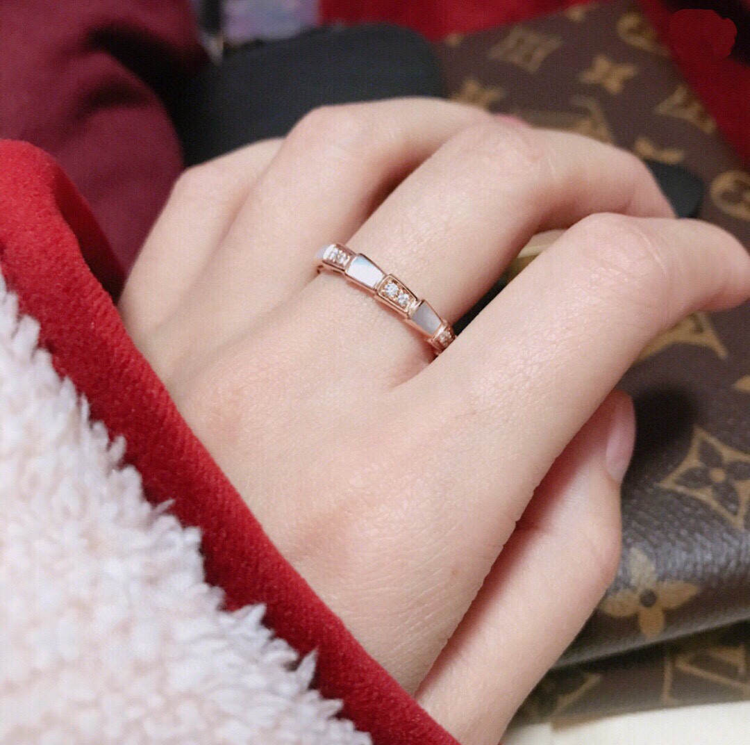 Bvlgari SERPENTI VIPER RING,Carnelian & White Mother-of-Pearl