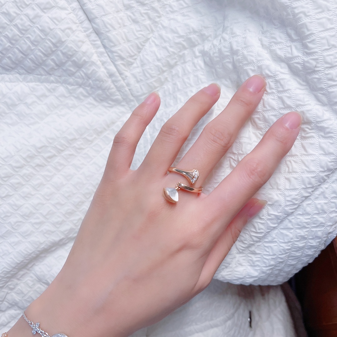 BVLGARI DIVAS'DREAM RING, White Mother-of-Pearl