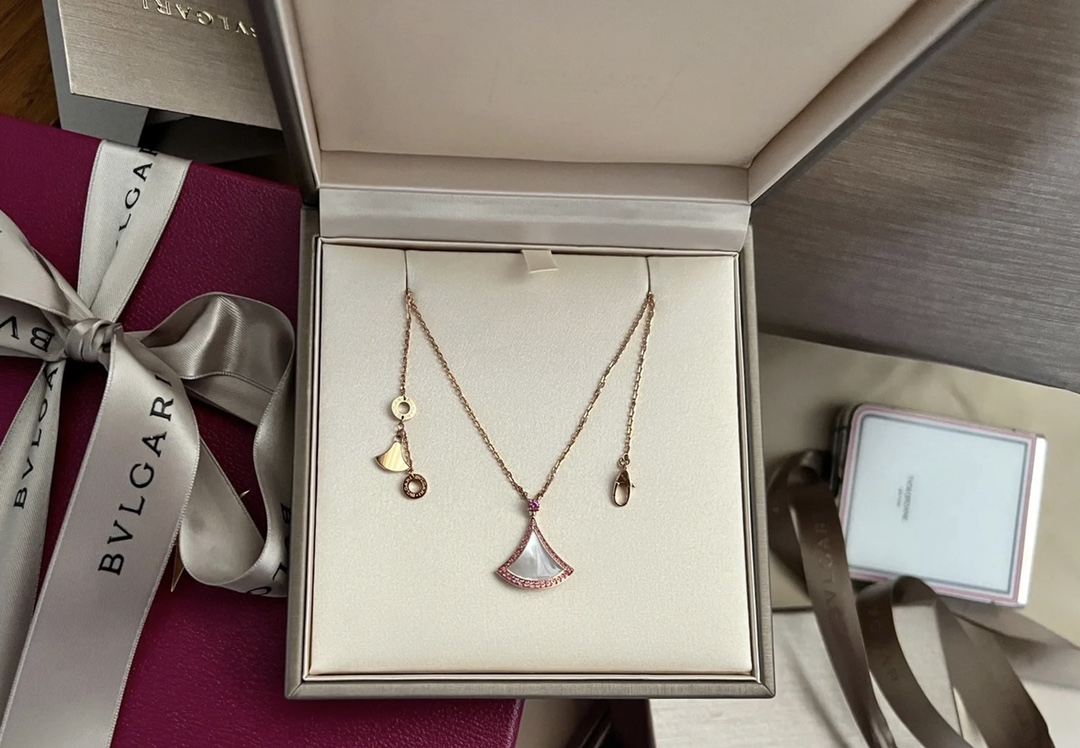 BVLGARI DIVAS' DREAM NECKLACE, White Mother-of-Pearl & Malachite, Three Style