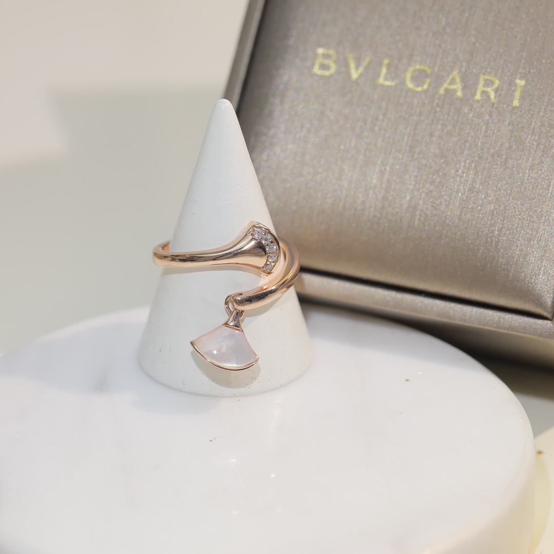 BVLGARI DIVAS'DREAM RING, White Mother-of-Pearl