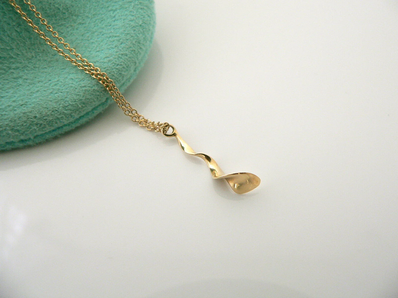 Tiffany & Co 18K Gold Gehry Nature Orchid Flower Necklace Pendant Chain Pouch