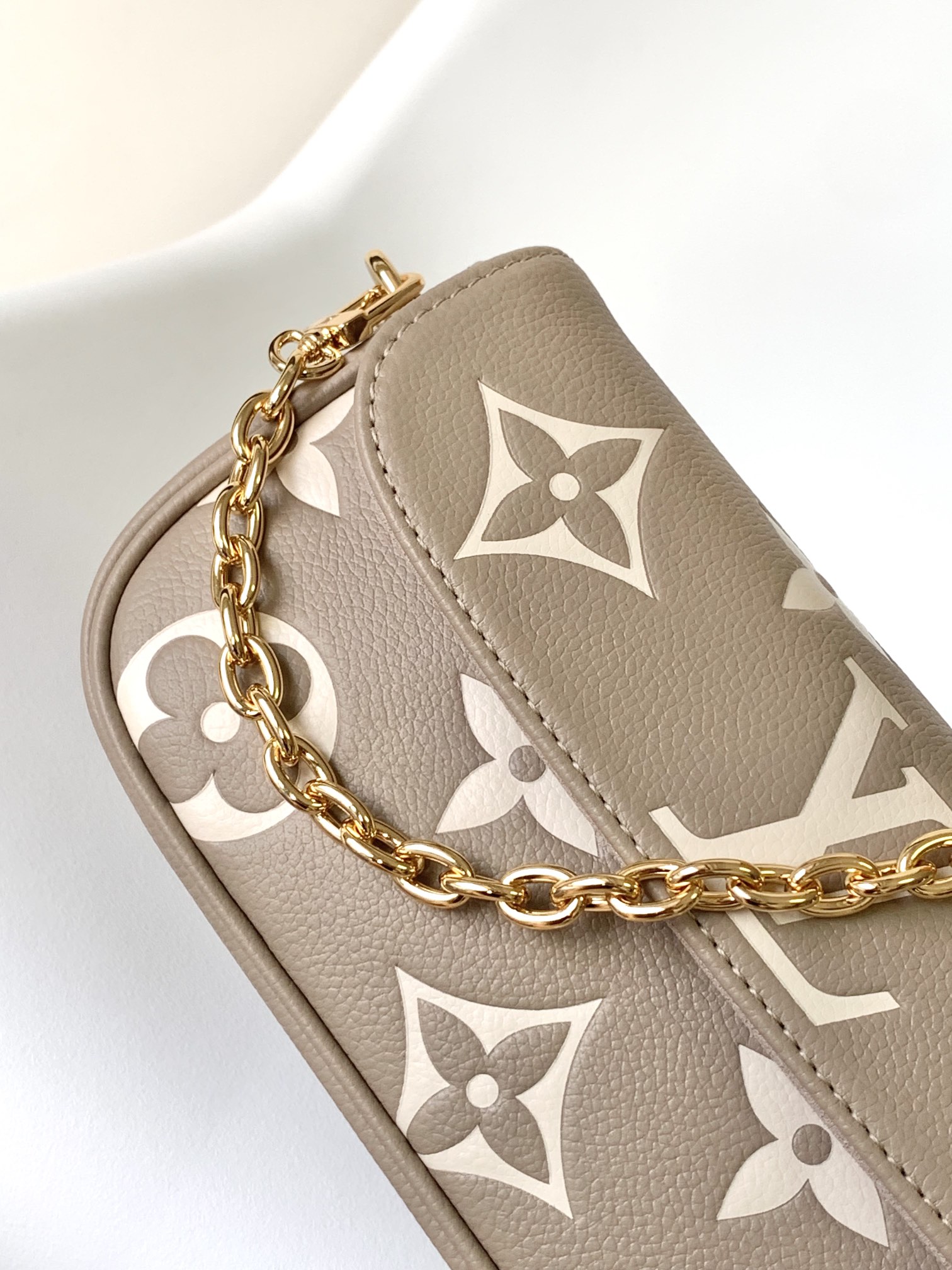 Louis Vuitton 10A Handbag Shoulder Bag Top Mirror Quality Version Wallet on Chain Ivy M82211