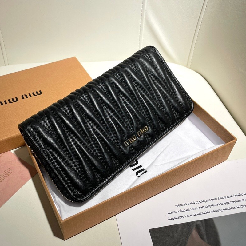 Miumiu Matelassé Leather Card Bag (Replica)