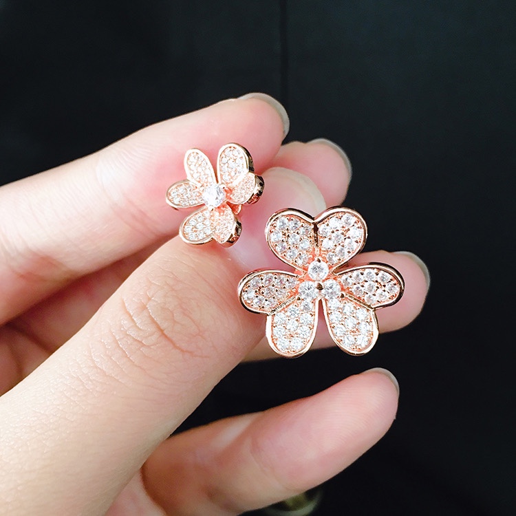 Van Cleef & Arpels Double Trefoil, Frivole Between the Finger ring