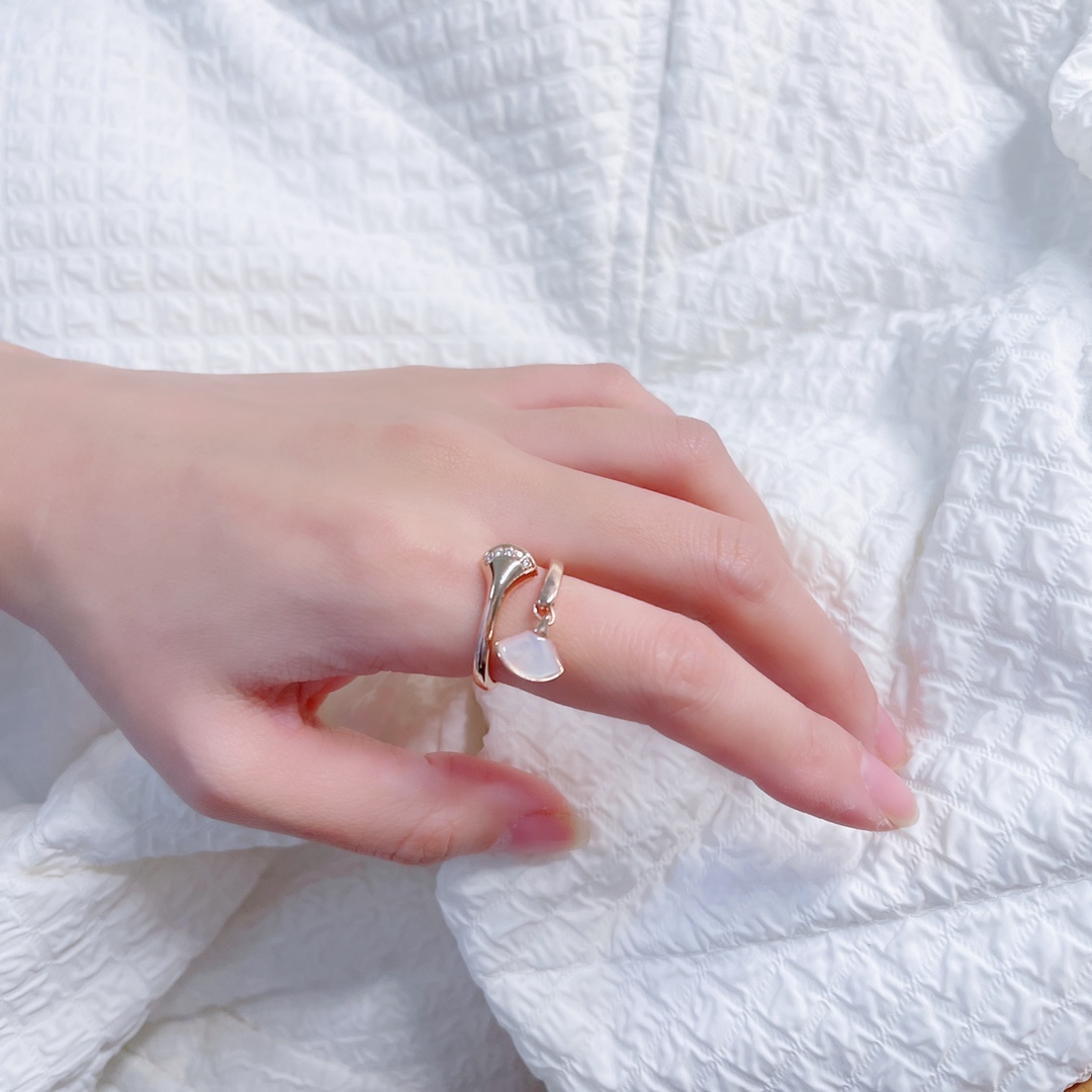 BVLGARI DIVAS'DREAM RING, White Mother-of-Pearl