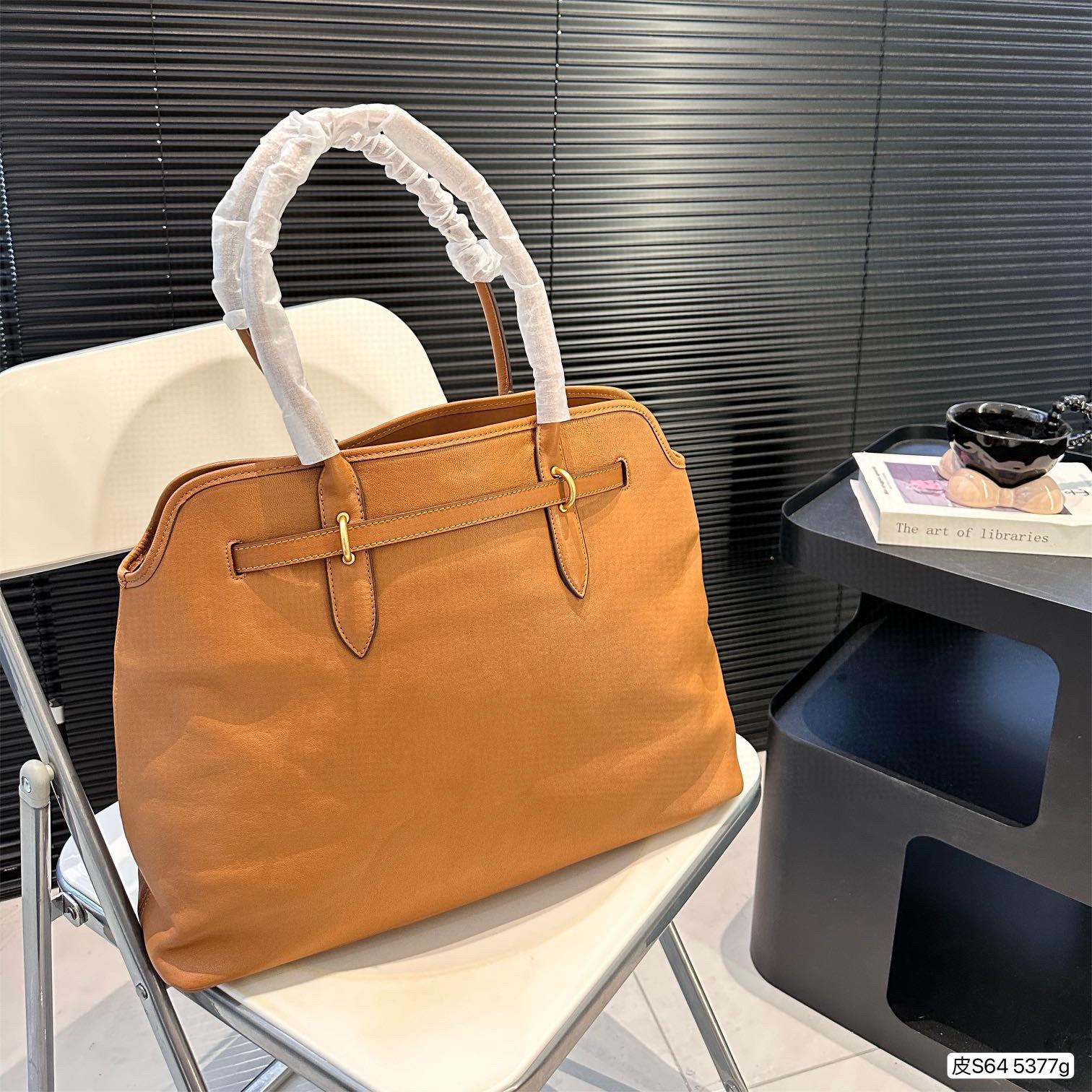 Miumiu Aventure nappa leather bag（Replica）7A