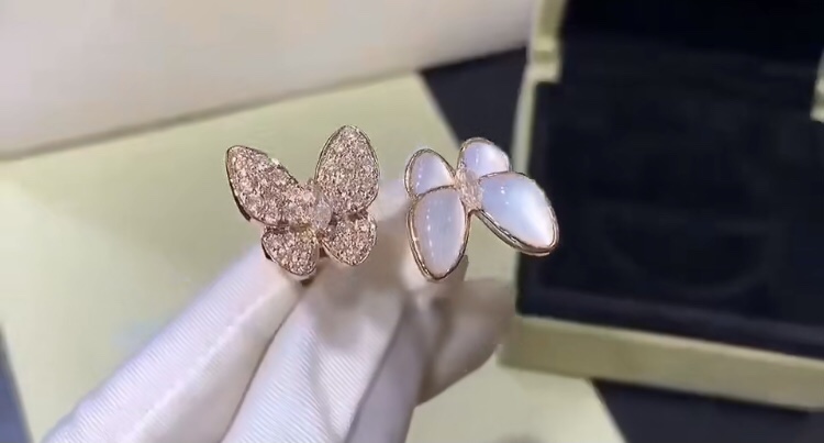 Van Cleef & Arpels Fluttering Butterfly Ring, Two Butterfly Between the Finger ring