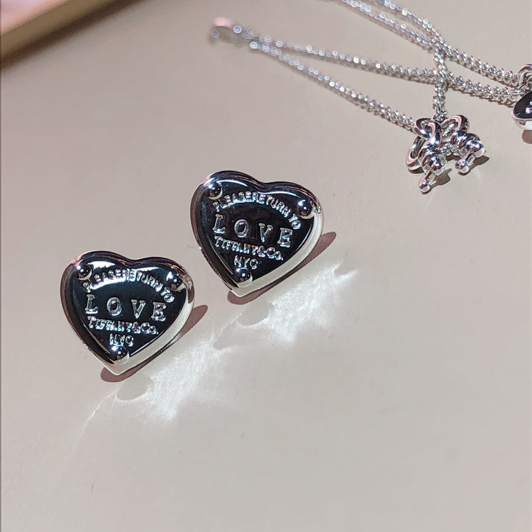 Return to Tiffany® Love Earrings