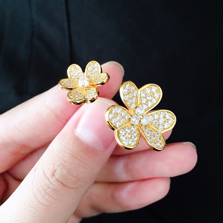 Van Cleef & Arpels Double Trefoil, Frivole Between the Finger ring