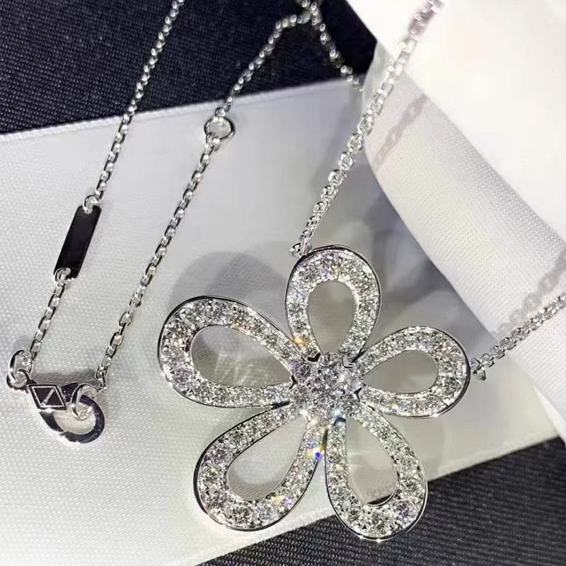 Van Cleef & Arpels Flower Necklace with Diamonds, Flowerlace Pendant