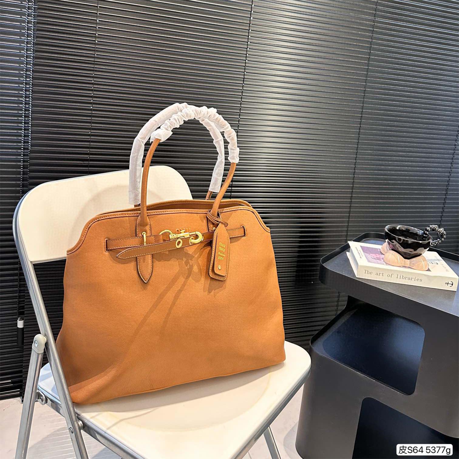 Miumiu Aventure nappa leather bag（Replica）7A