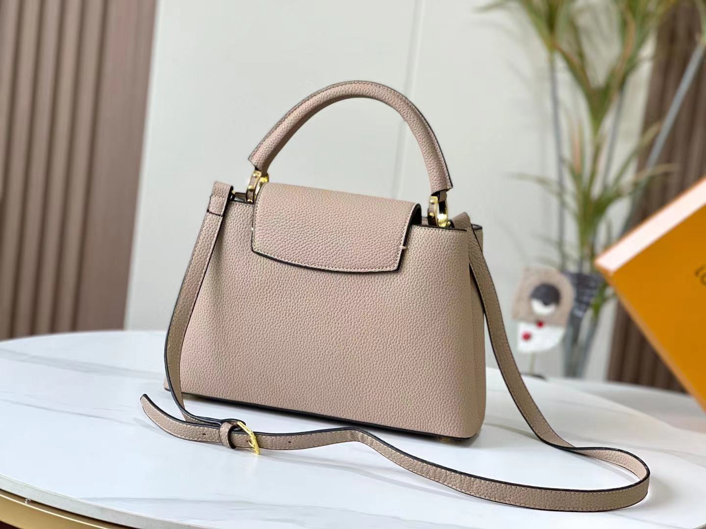 Louis Vuitton LV Capucines Strap Shoulder Bag Handbag (Replica)