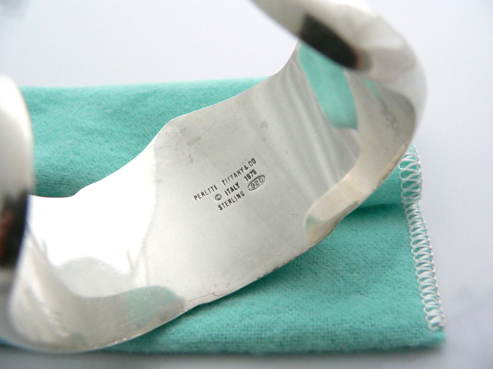 Tiffany & Co Silver Knot Ribbon Bow Cuff Bangle Bracelet 1978 Rare Gift Pouch