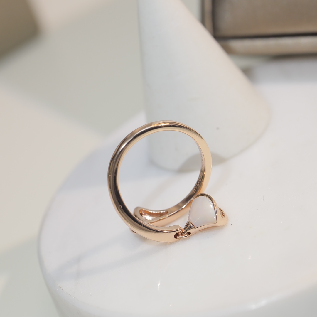 BVLGARI DIVAS'DREAM RING, White Mother-of-Pearl