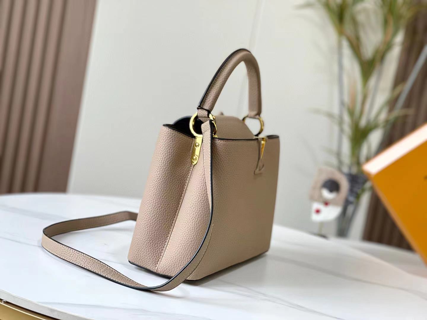 Louis Vuitton LV Capucines Strap Shoulder Bag Handbag (Replica)