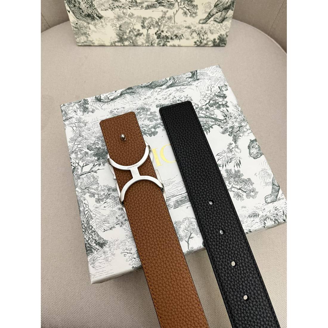 Dior cowhide and bottom leather, palladium plated pure steel buckle 35MM