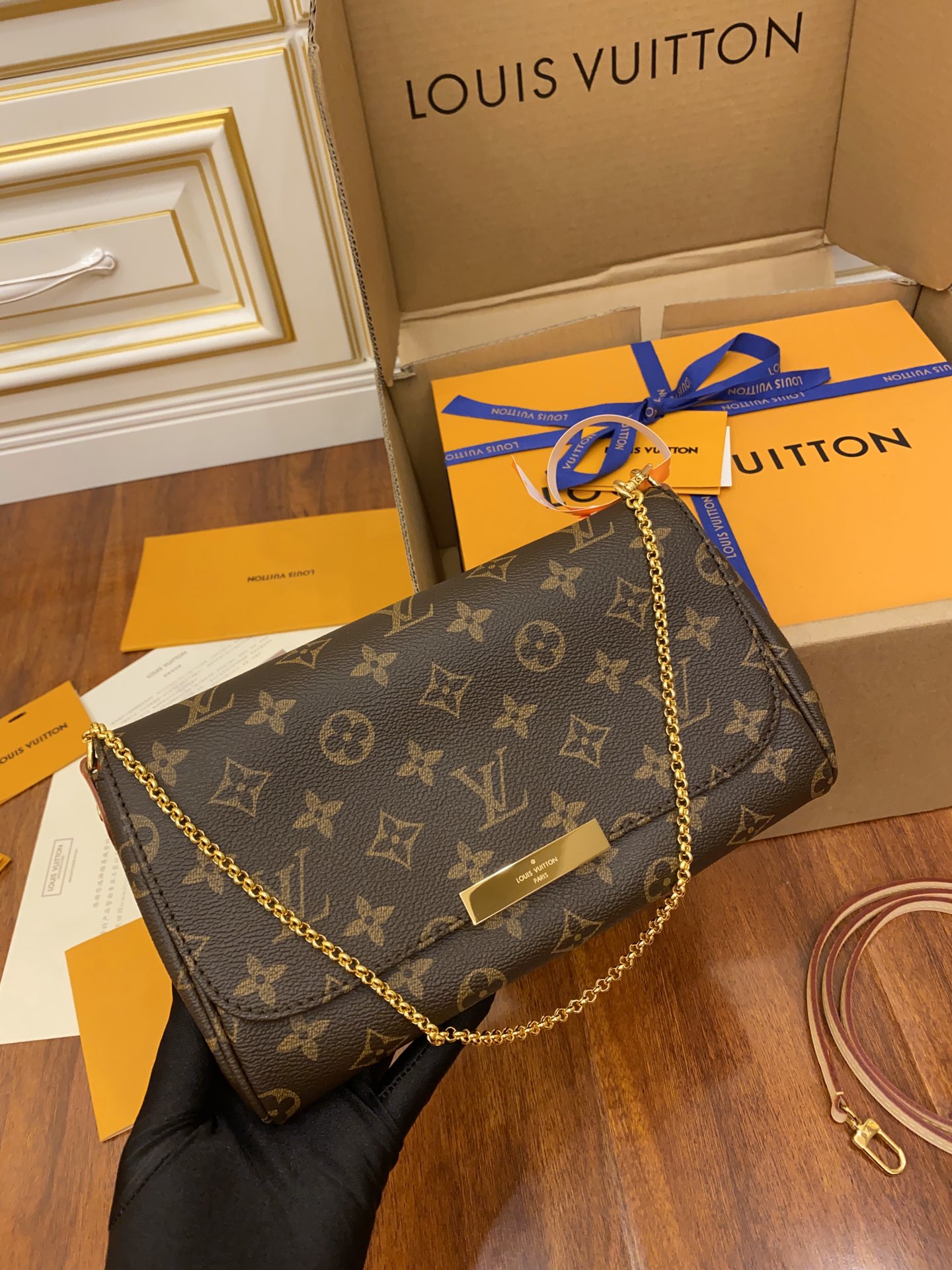 Louis Vuitton Favorite MM Chain shoulder bag M40718