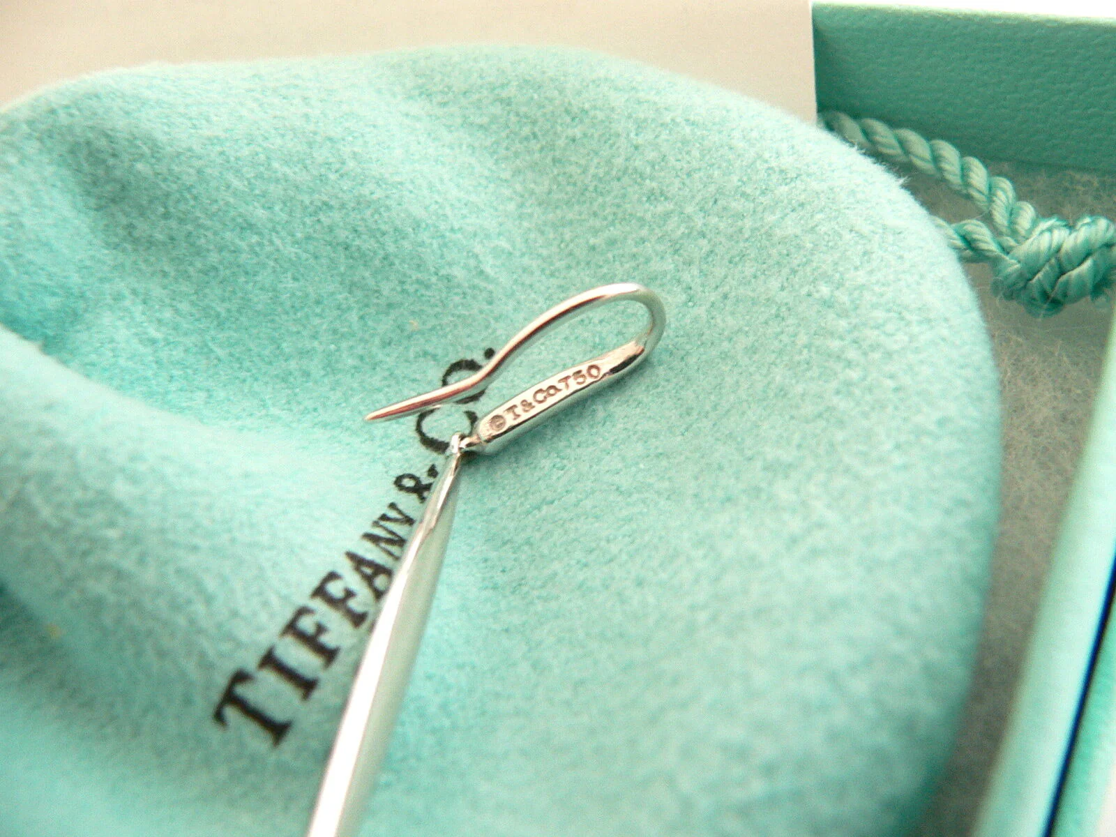 Tiffany & Co 18K Gold Feather Dangling Earrings Dangle T and Co Gift Pouch Box
