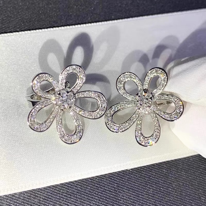 Van Cleef & Arpels Flower Earring with Diamonds, Flowerlace earrings